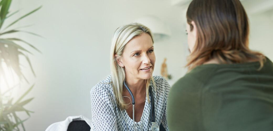 Professional en cliënt in gesprek over brede gezondheid
